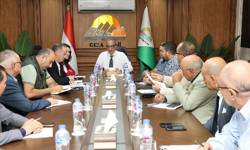 محافظ الجيزة يبحث إنهاء أعمال المرافق المتعارضة مع مشروعات الرصف بحدائق الأهرام