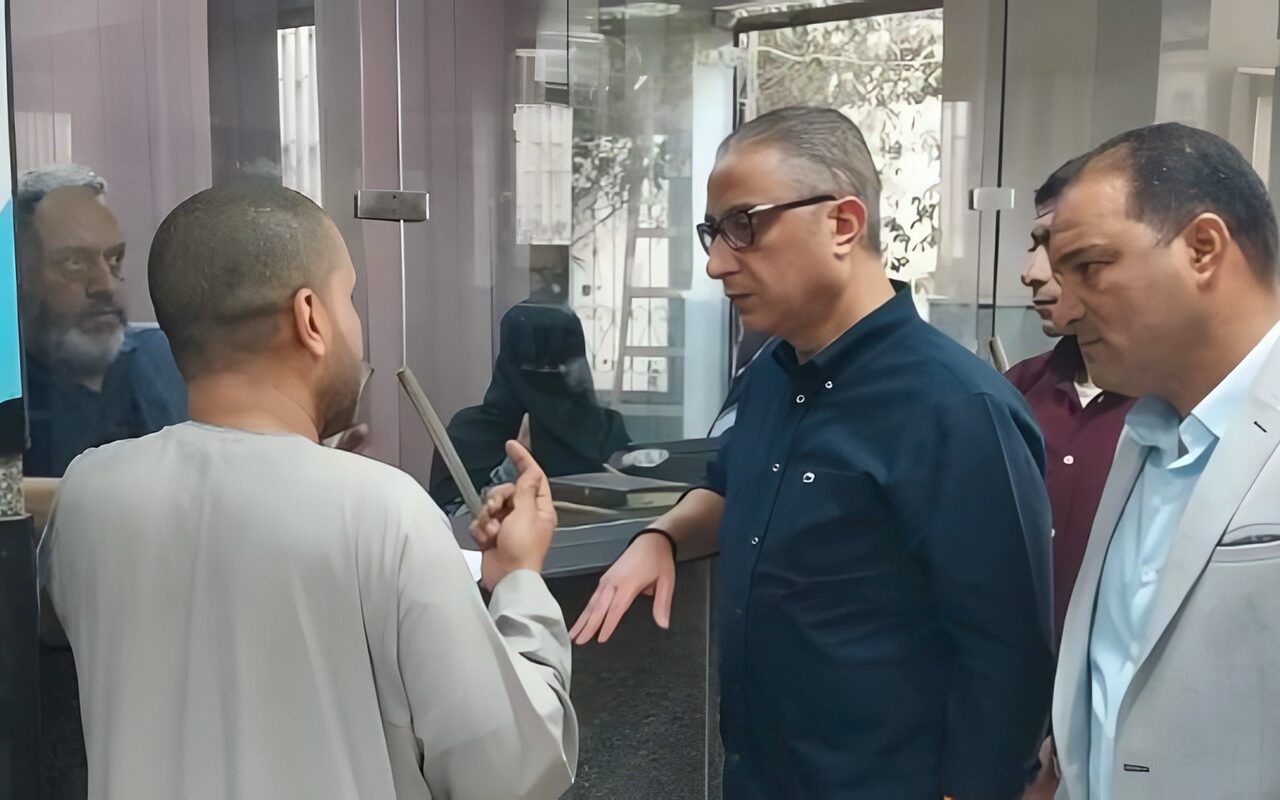 محافظ الجيزة يتفقد المركز التكنولوجي لخدمة المواطنين بكرداسة ويوجه بتيسير الإجراءات