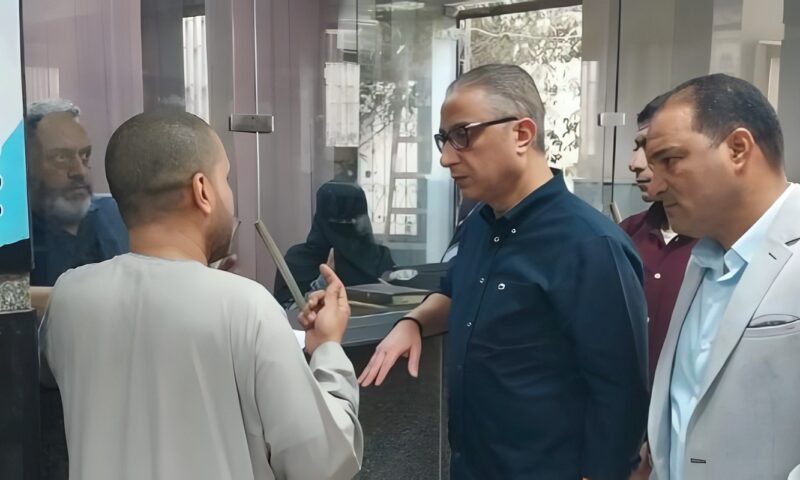 محافظ الجيزة يتفقد المركز التكنولوجي لخدمة المواطنين بكرداسة ويوجه بتيسير الإجراءات