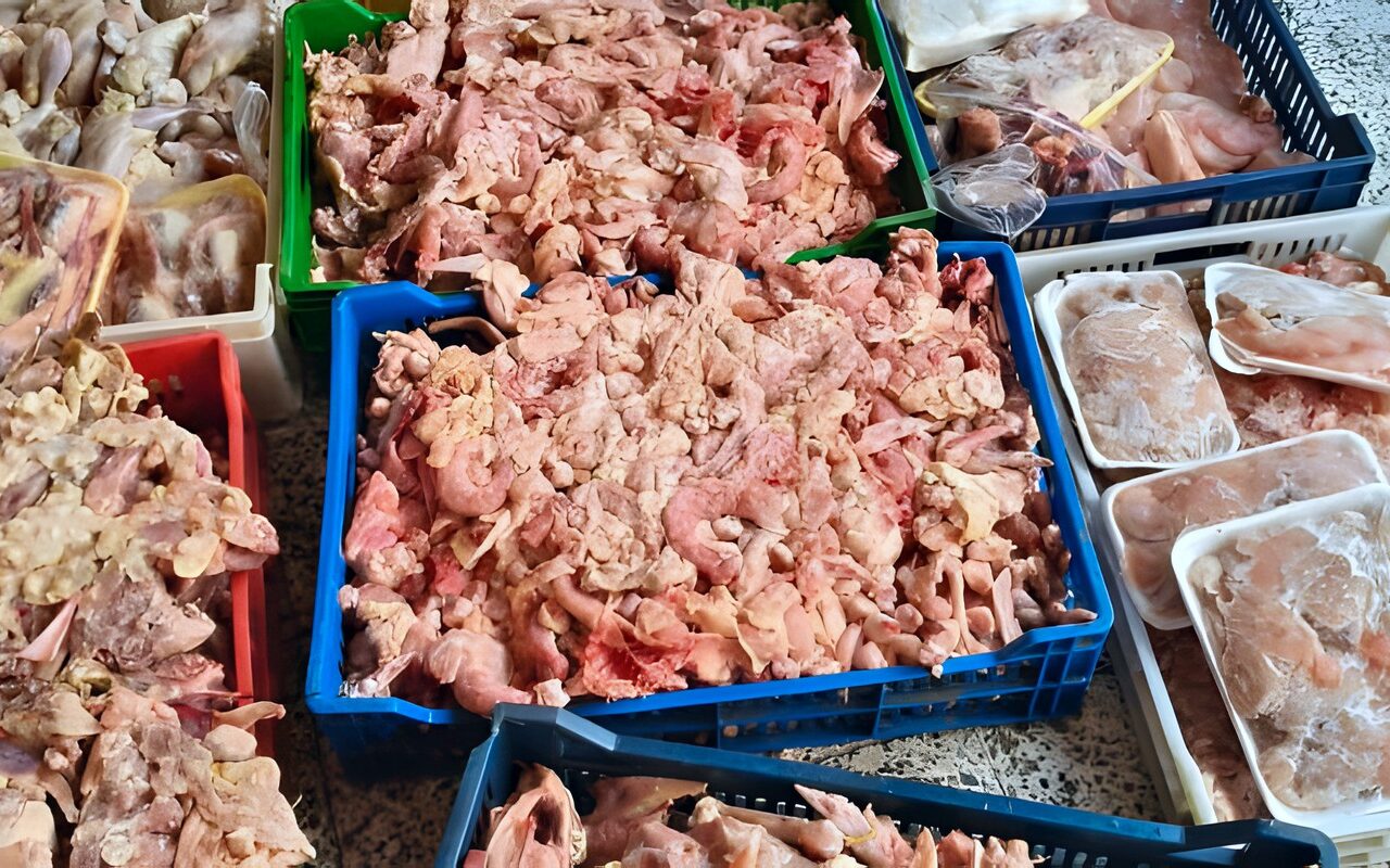 ضبط طن دواجن وأجزاء وهياكل غير صالحة للاستهلاك الآدمي في العبور بالقليوبية
