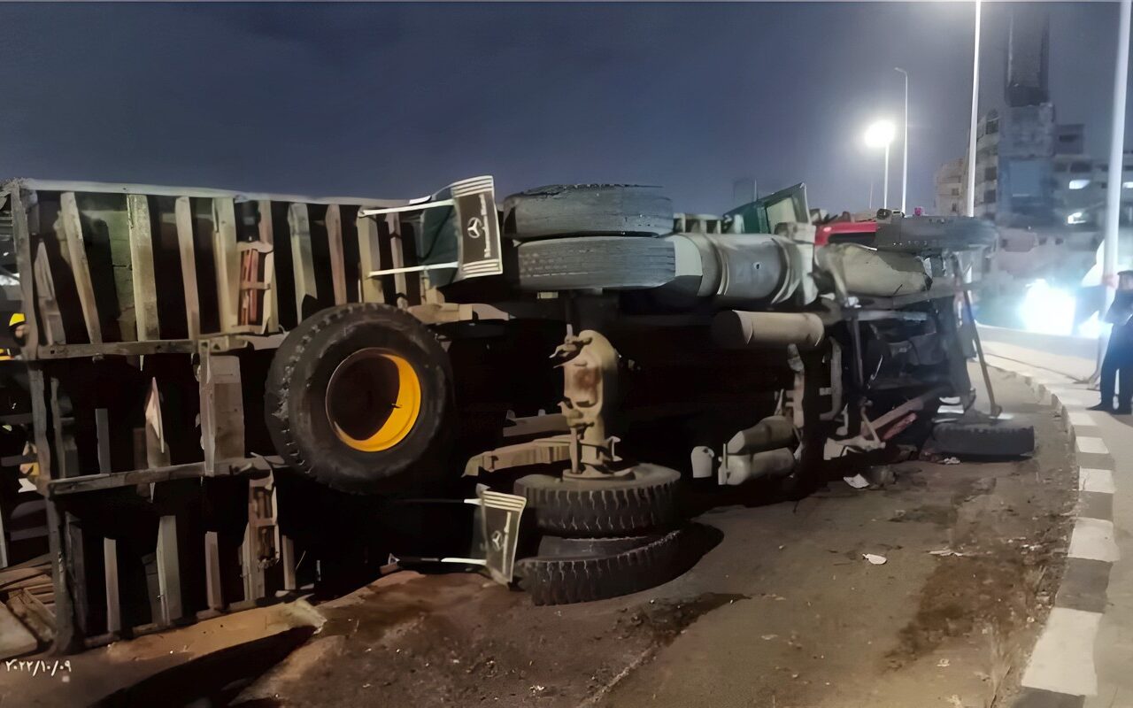 إصابة شخصين إثر انقلاب سيارة نقل على محور الأتوستراد