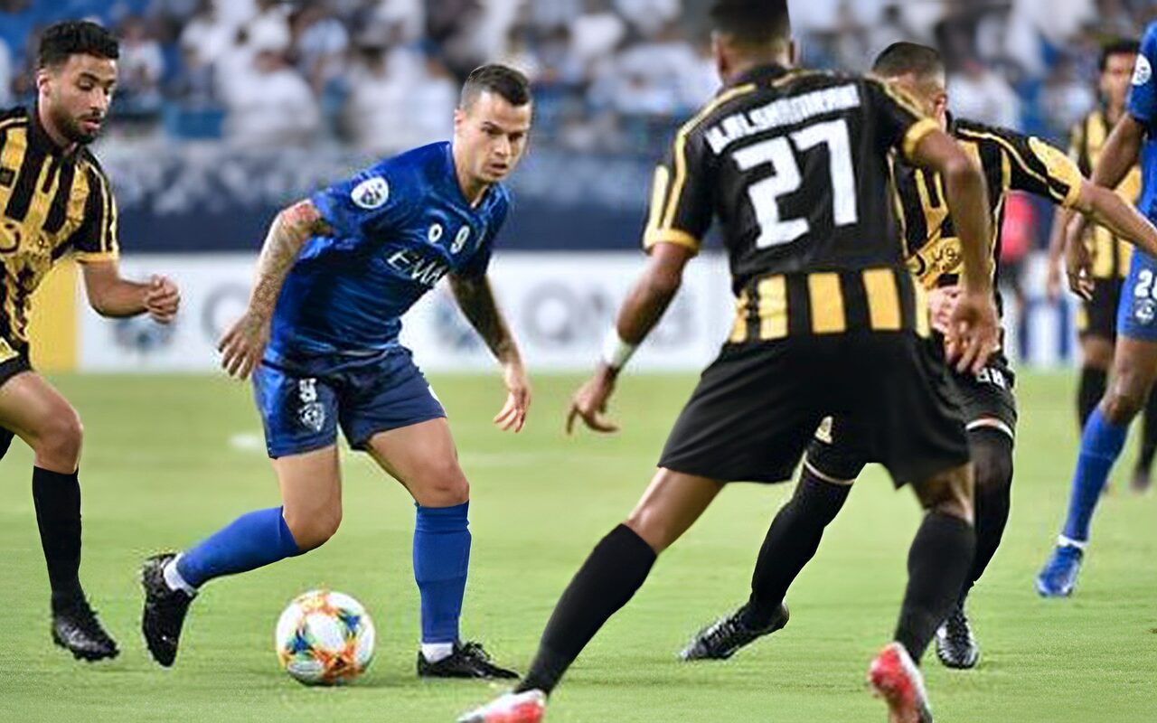 الليلة قمة تكسير العظام في الدوري السعودي.. الهلال يدافع عن الصدارة والاتحاد يخطط لانتزاعها وسط ترقب نيوم