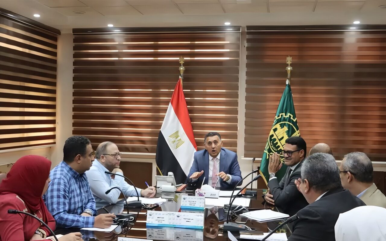 محافظ القليوبية يبحث حلًا جذريًا لتسرب الصرف بمدرسة عبد الحليم نور الدين بالرملة
