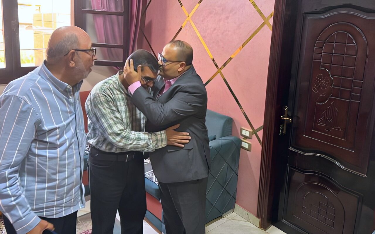 وفد من نقابة المعلمين بالمنوفية يزور مدير مدرسة طنبدي الحديثة.. ويعلن تكريمه