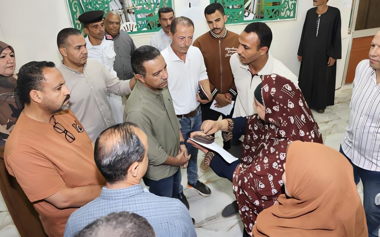 محافظ المنوفية يفاجئ الوحدة المحلية بشنتا الحجر ويحيل عددا من العاملين للتحقيق