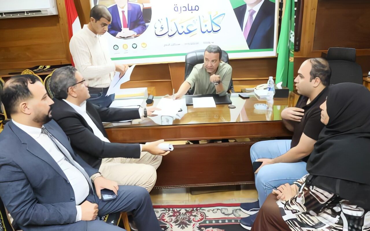 محافظ المنوفية يلتقى 100 مواطن على مدار 6 ساعات.. قرارات عاجلة لحل الشكاوى