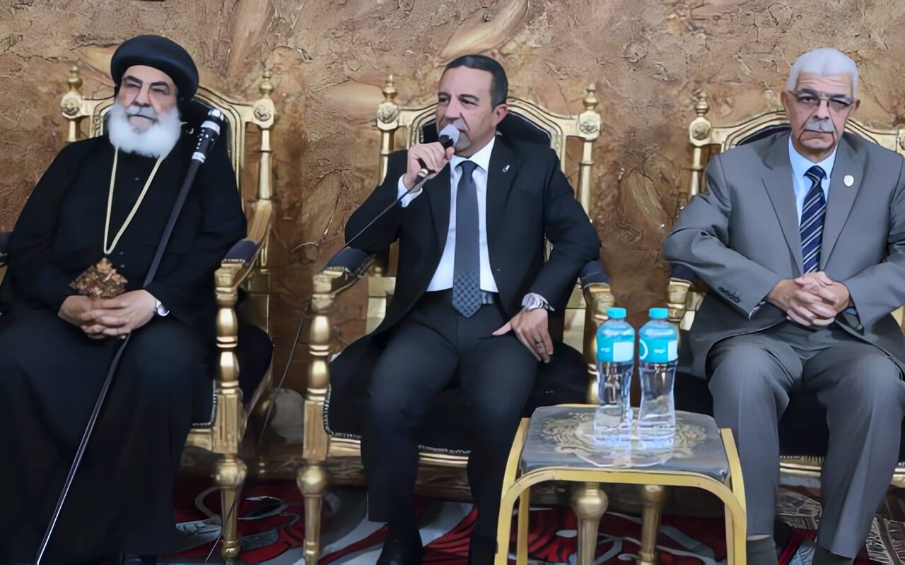 محافظ المنوفية ورئيس الجامعة يقدمان واجب العزاء لنيافة الأنبا بنيامين مطران المنوفية في وفاة شقيقته