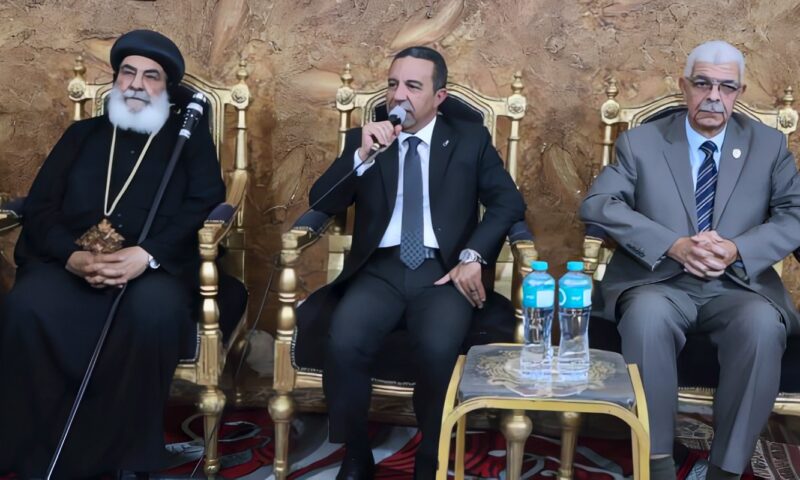 محافظ المنوفية ورئيس الجامعة يقدمان واجب العزاء لنيافة الأنبا بنيامين مطران المنوفية في وفاة شقيقته
