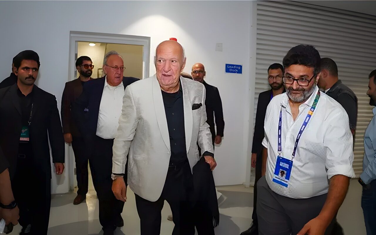 بالصور.. وصول عمر خيرت استعدادا لاحياء حفل إفتتاح الدورة الثانية لمهرجان الفسطاط بحضور اللواء خالد فودة