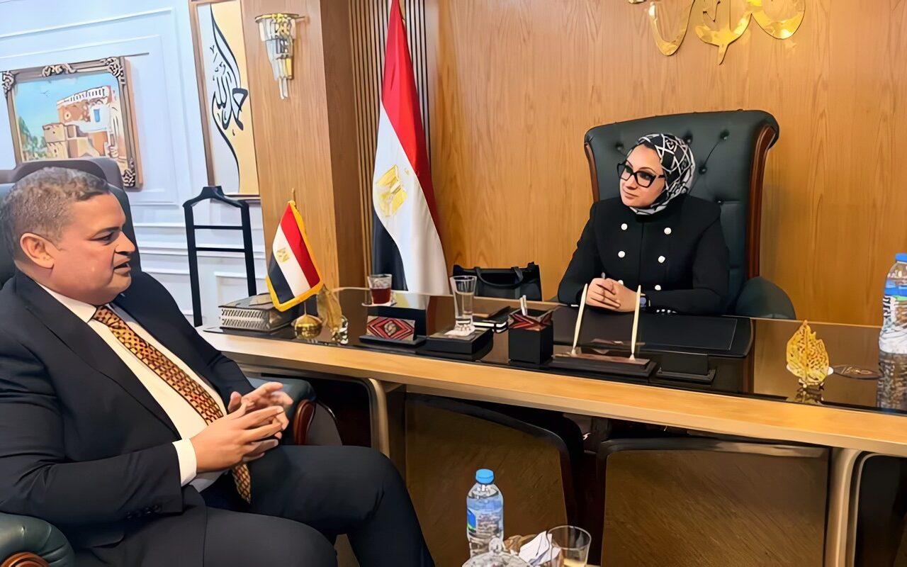 محافظ الوادي الجديد تبحث إطلاق المرحلة الأولى من مبادرة «القرية المنتجة»