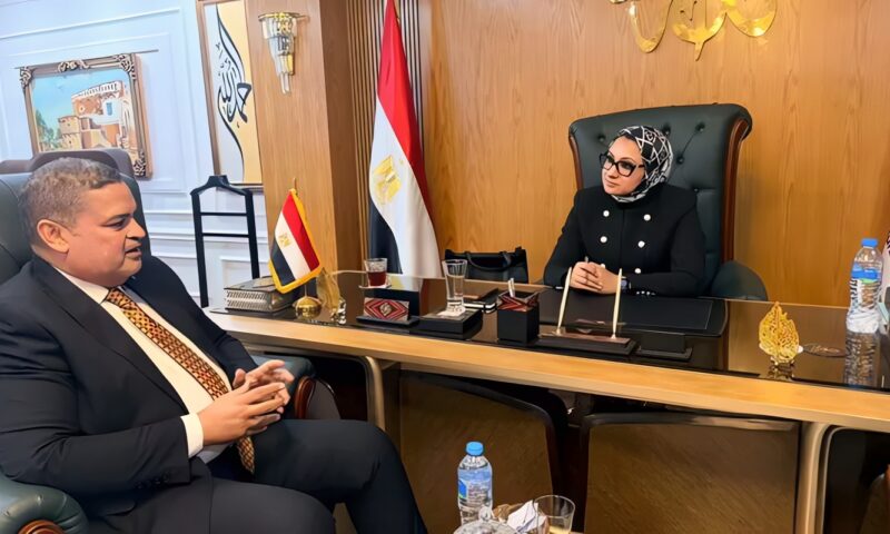 محافظ الوادي الجديد تبحث إطلاق المرحلة الأولى من مبادرة «القرية المنتجة»