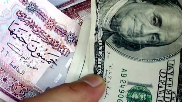 سعر الدولار يقترب من 54 جنيهًا.. قفزة مفاجئة في 10 بنوك