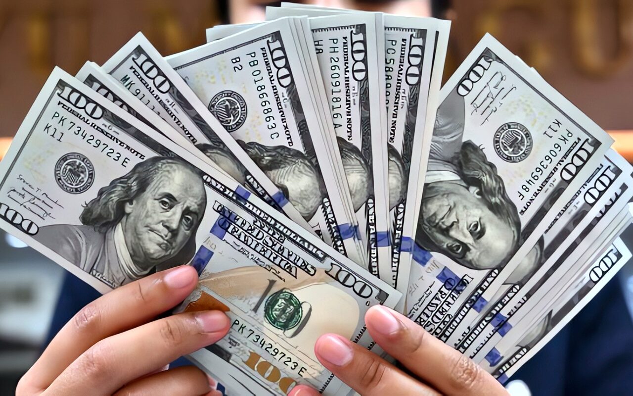 يواصل الارتفاع.. سعر الدولار اليوم بـ مصر في ختام تعاملات الأحد