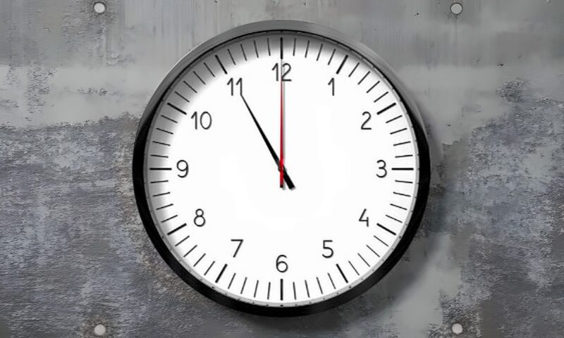 تغيير الساعة وبدء التوقيت الشتوي يوم جمعة.. رجع ساعتك إلى 11:00 بدلا من 12:00