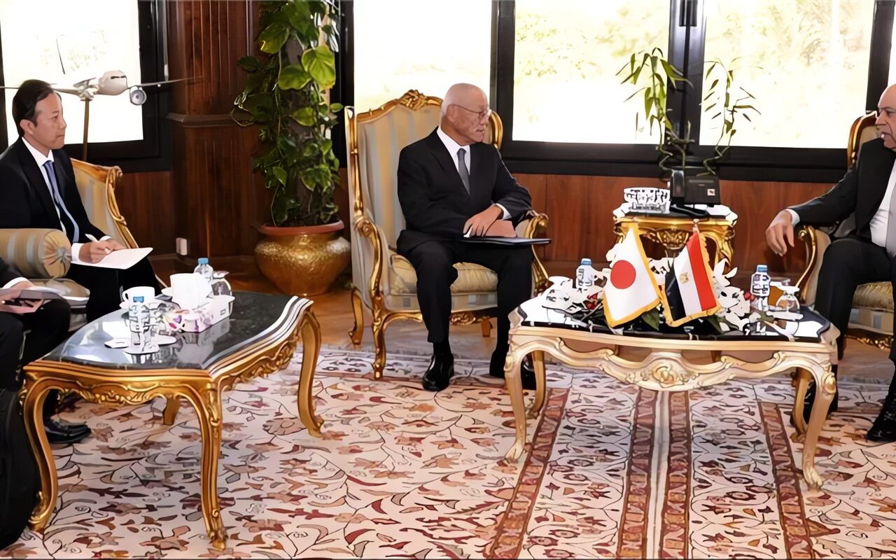 وزير الطيران يشيد بجهوده في تعزيز التعاون الثنائي بين البلدين.. ويبحثا فرص مشاركة الشركات اليابانية في مشروعات تطوير المطارات المصرية