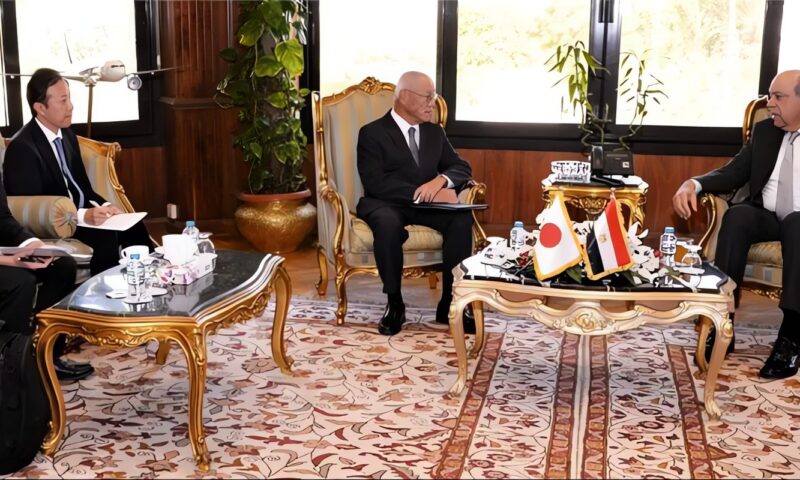 وزير الطيران يشيد بجهوده في تعزيز التعاون الثنائي بين البلدين.. ويبحثا فرص مشاركة الشركات اليابانية في مشروعات تطوير المطارات المصرية