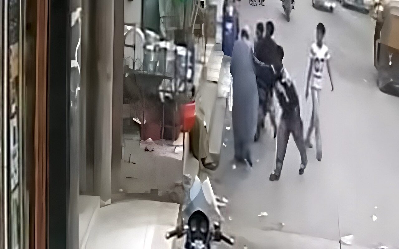 اعتد.اء بلا رحمة.. شباب يضربون رجلا من ذوي الإعاقة في سنهور بالفيوم