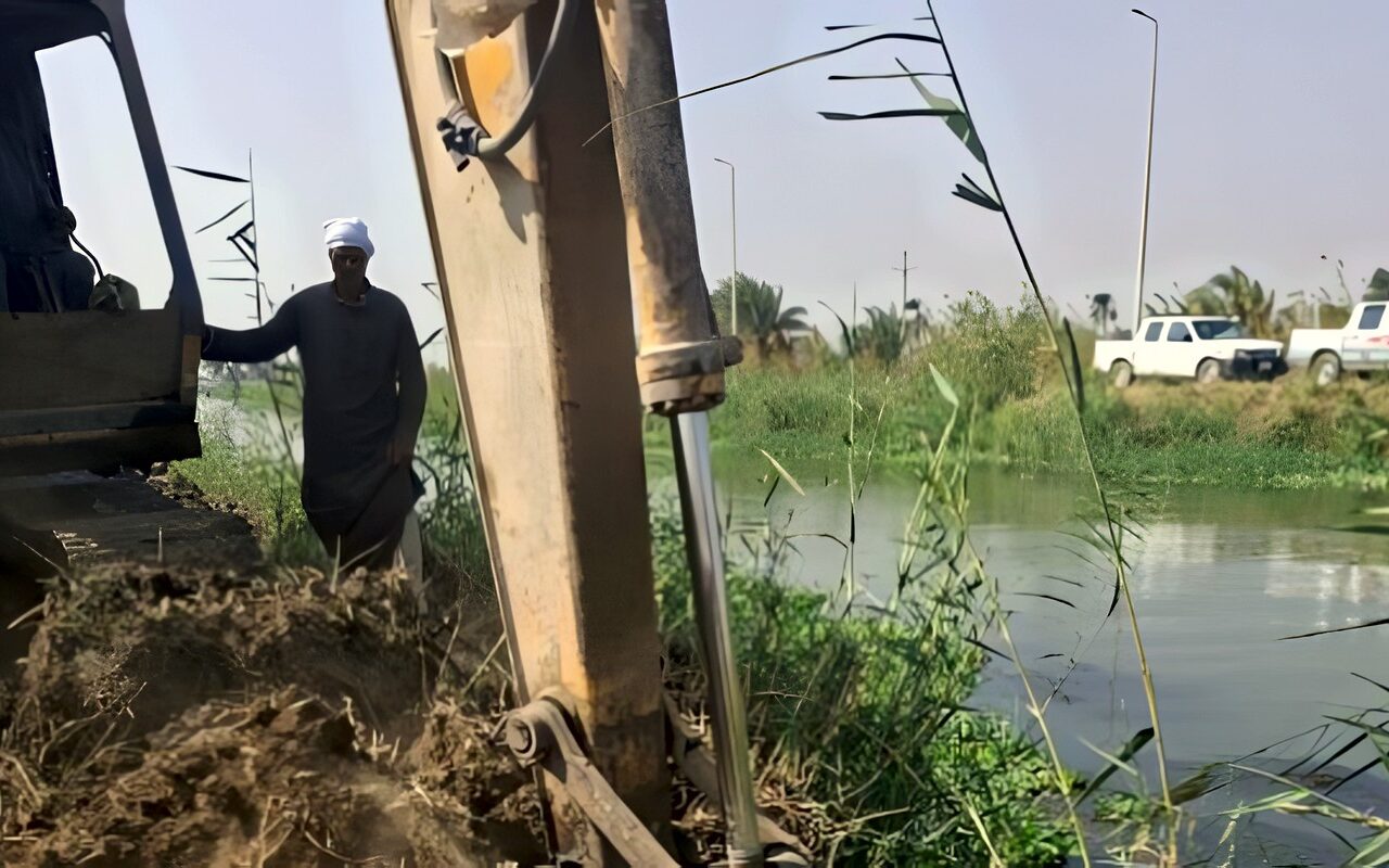 إزالة وتكسير 5 مواسير ري مخالفة ببحر الغرق في إطسا بالفيوم
