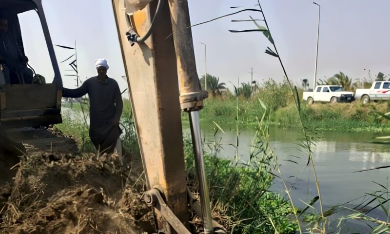 إزالة وتكسير 5 مواسير ري مخالفة ببحر الغرق في إطسا بالفيوم