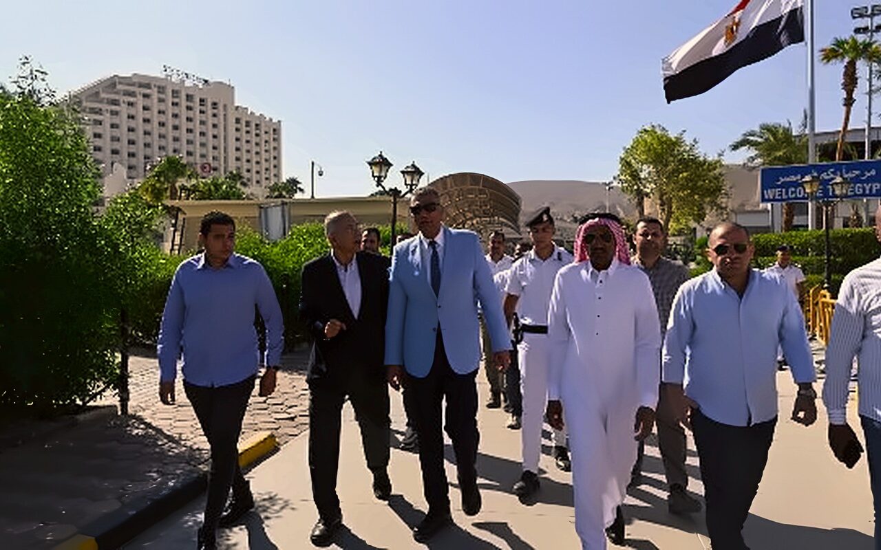 محافظ جنوب سيناء يتابع حركة العابرين بمنفذ طابا ويؤكد تيسير الإجراءات