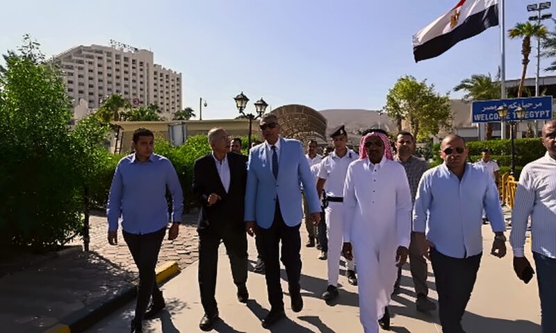 محافظ جنوب سيناء يتابع حركة العابرين بمنفذ طابا ويؤكد تيسير الإجراءات