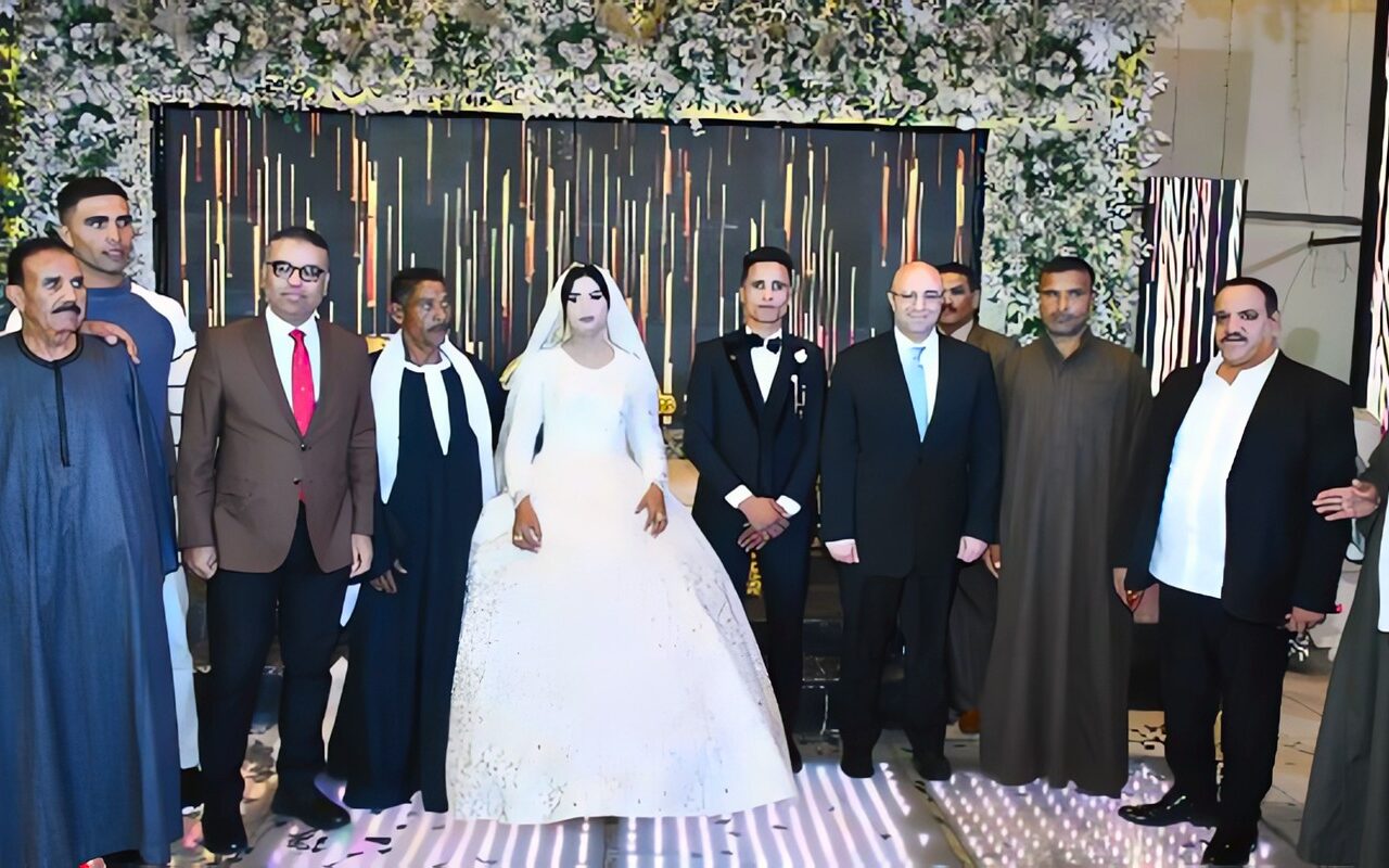 في لفتة إنسانية.. محافظ الفيوم يشارك أحد العاملين بالخدمات المعاونة فرحة زفاف نجله.. صور