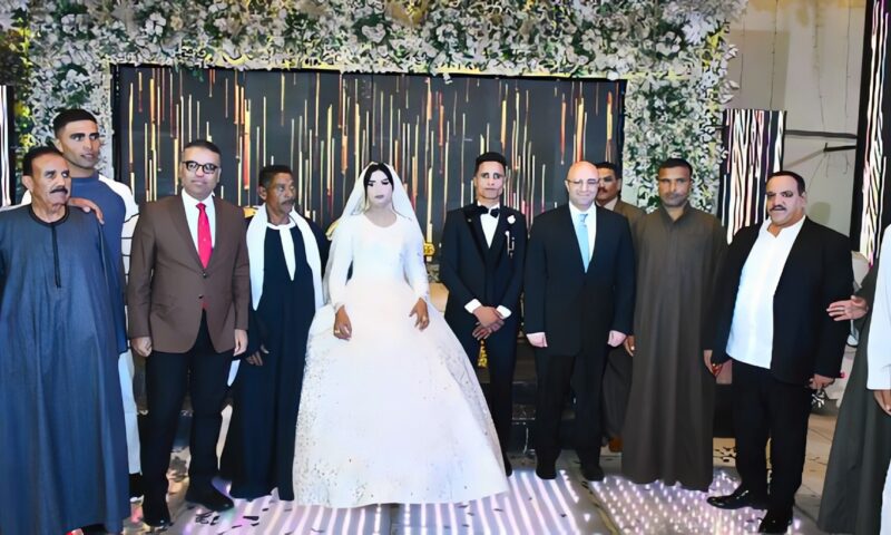 في لفتة إنسانية.. محافظ الفيوم يشارك أحد العاملين بالخدمات المعاونة فرحة زفاف نجله.. صور