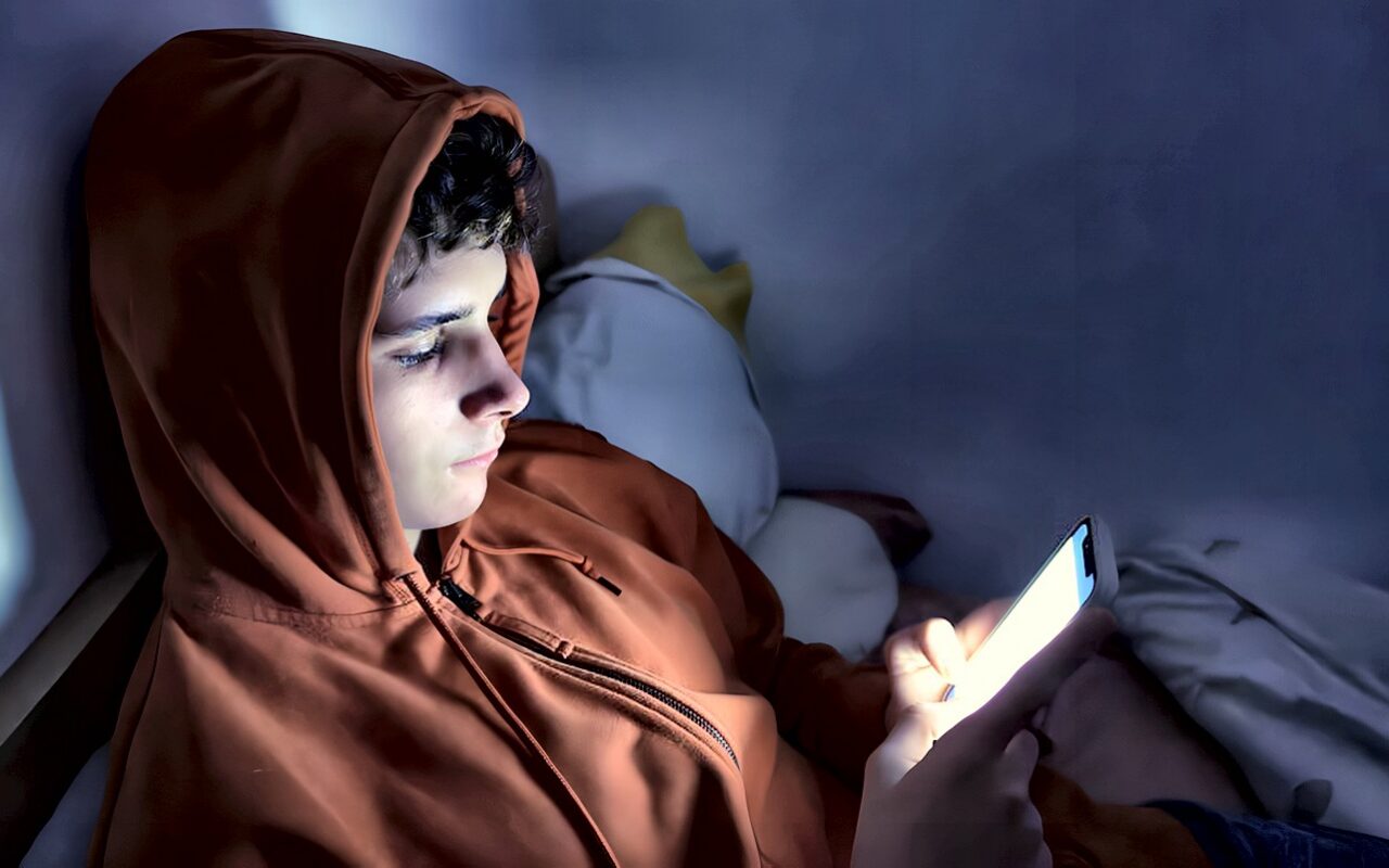 احذر تصفح الهاتف في الفراش مستلقياً بالعتمة