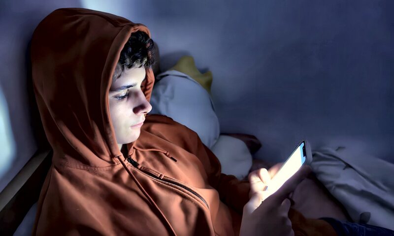 احذر تصفح الهاتف في الفراش مستلقياً بالعتمة