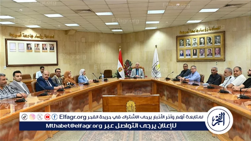 رئيس جامعة أسيوط يعقد اجتماعًا لمتابعة ملفات التحول الرقمي والاستعداد لتطبيق نموذج الجامعات الرائدة عالميًا