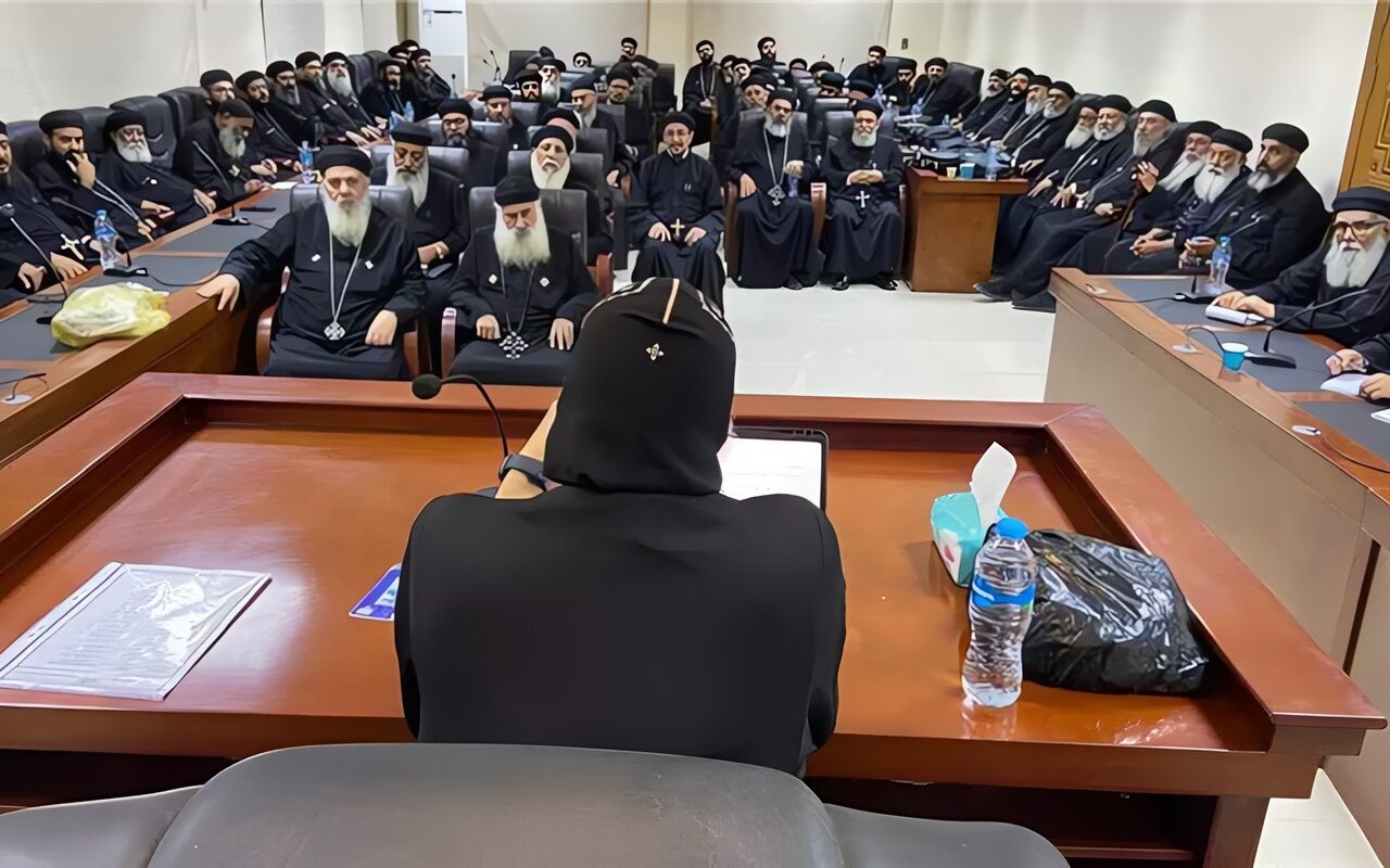الأنبا بيشوي يناقش مع كهنة الإيبارشية ترتيبات الخدمة خلال الفترة المقبلة