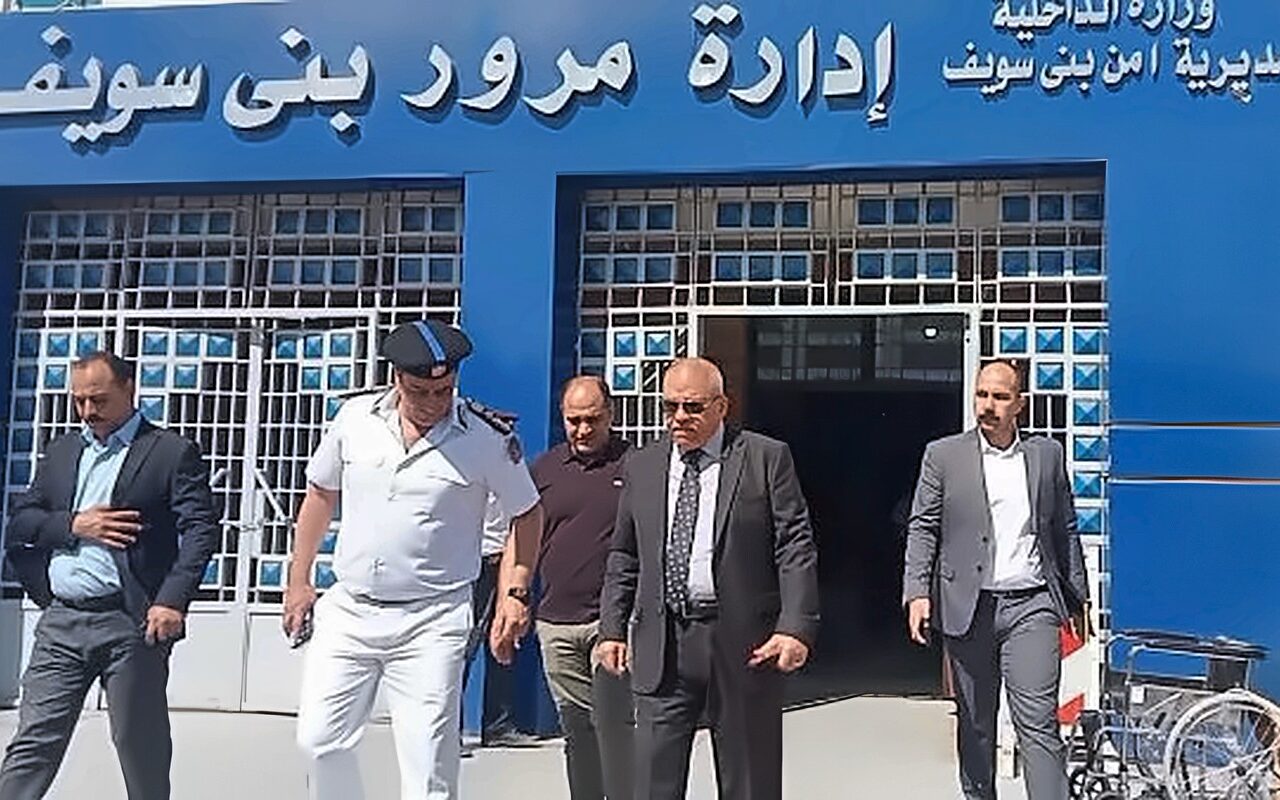 مدير أمن بني سويف يتفقد وحدة تراخيص المرور لمتابعة منظومة الشباك الواحد.. صور