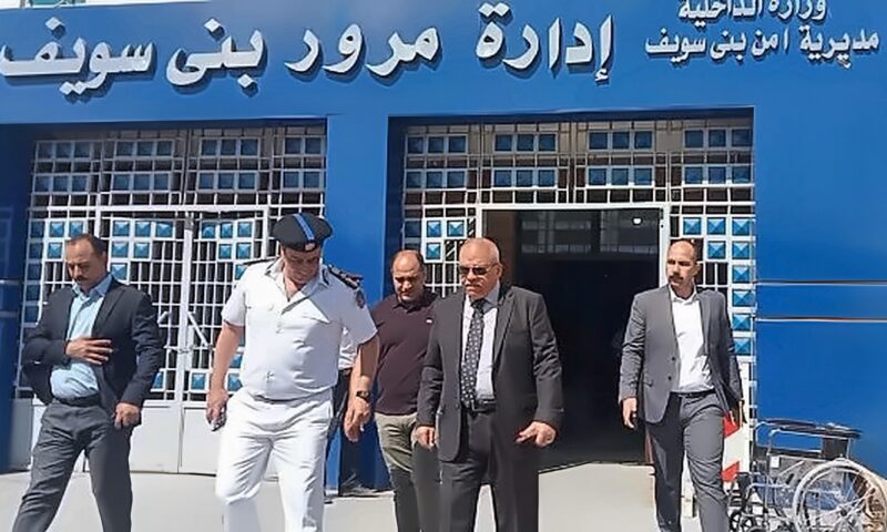 مدير أمن بني سويف يتفقد وحدة تراخيص المرور لمتابعة منظومة الشباك الواحد.. صور
