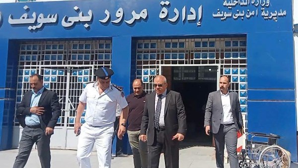 مدير أمن بني سويف يتفقد وحدة تراخيص المرور لمتابعة منظومة الشباك الواحد.. صور