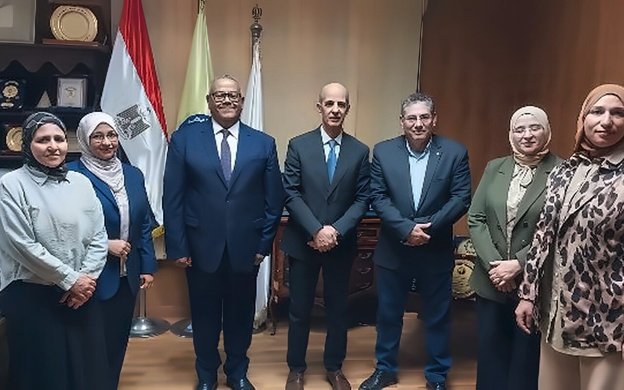 بعد الحصول على تمويل كبير.. رئيس جامعة بني سويف يستقبل فريقًا بحثيًا بكلية الطب البيطري