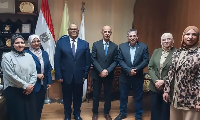 بعد الحصول على تمويل كبير.. رئيس جامعة بني سويف يستقبل فريقًا بحثيًا بكلية الطب البيطري