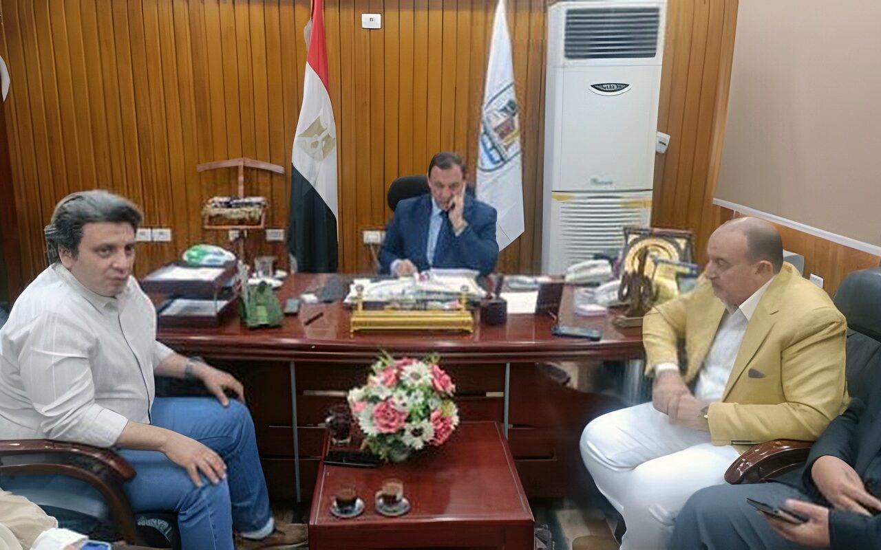 عمارة يلتقي مدير التأمين الصحي لبحث تعزيز الخدمات الصحية للطلاب والعاملين ببني سويف