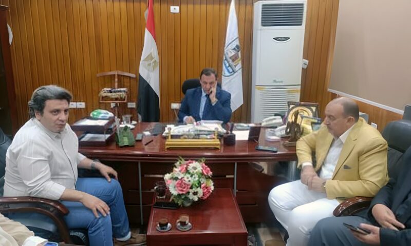 عمارة يلتقي مدير التأمين الصحي لبحث تعزيز الخدمات الصحية للطلاب والعاملين ببني سويف