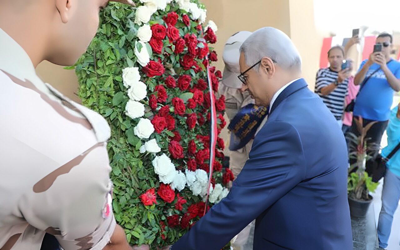 في ذكرى أكتوبر.. محافظ بنى سويف يضع أكليل الزهور على النُصب التذكاري للشهداء