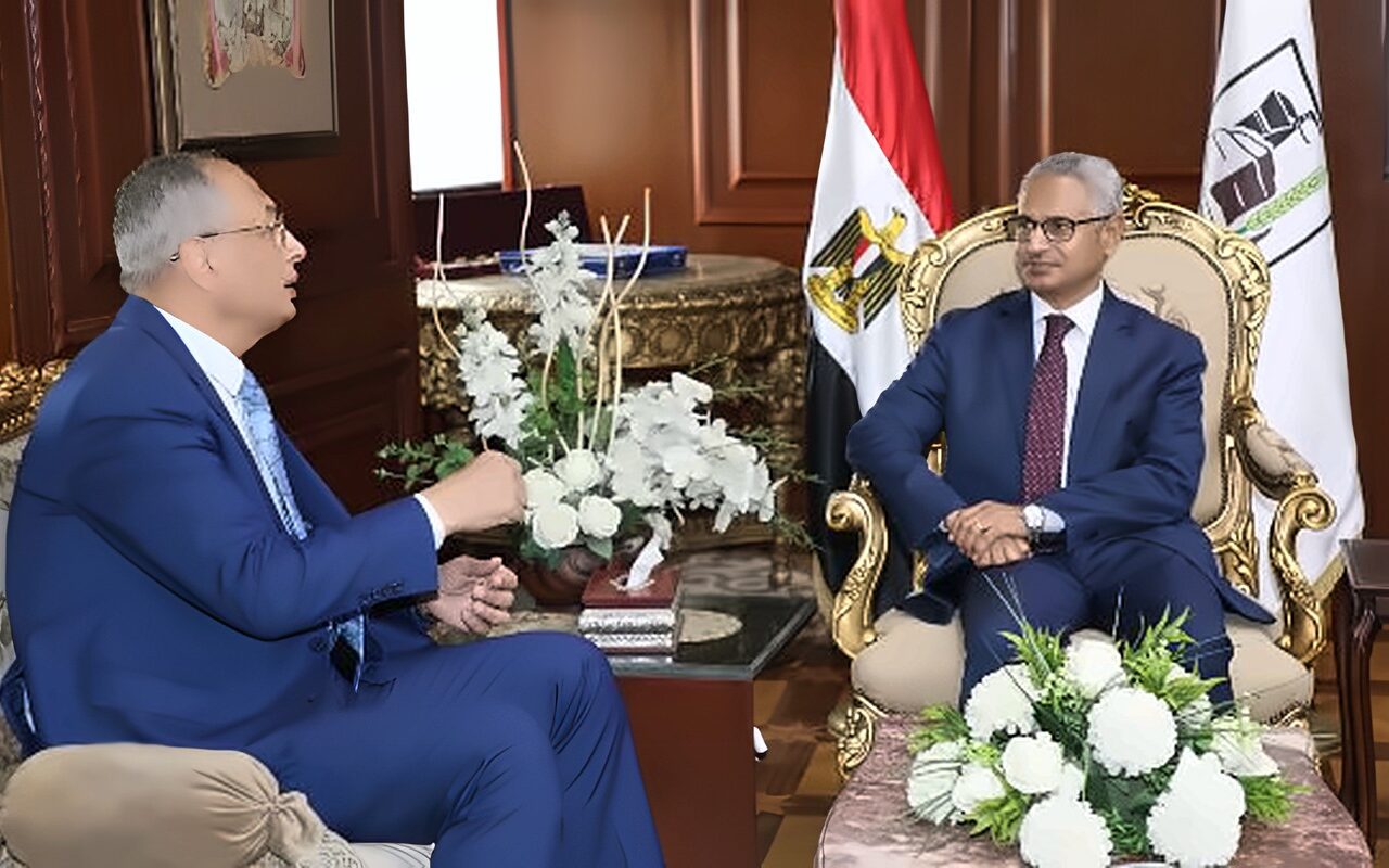 محافظ بني سويف يلتقي رئيس هيئة الرقابة على الصادرات والواردات لبحث تيسير الإجراءات ودعم المستثمرين