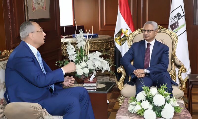 محافظ بني سويف يلتقي رئيس هيئة الرقابة على الصادرات والواردات لبحث تيسير الإجراءات ودعم المستثمرين
