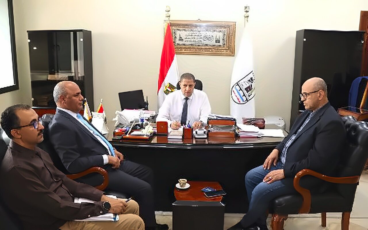 السكرتير العام ببني سويف يبحث عددا من الطلبات الخاصة بالمناطق الصناعية