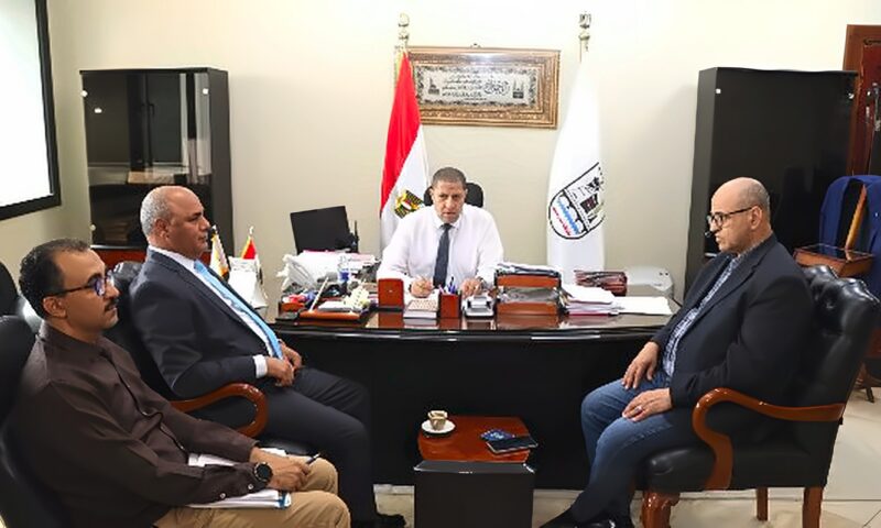 السكرتير العام ببني سويف يبحث عددا من الطلبات الخاصة بالمناطق الصناعية