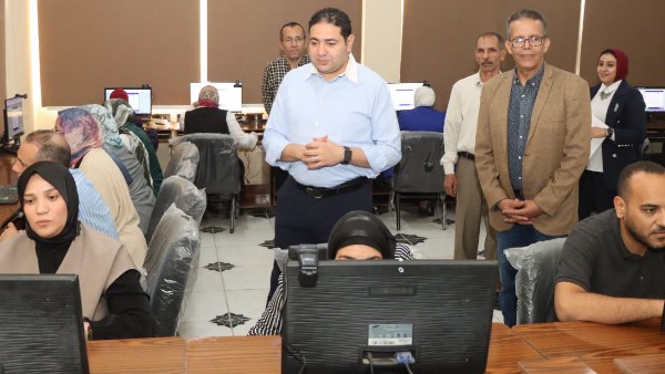 نائب محافظ بني سويف يتفقد الاختبارات القبلية للمتقدمين لبرنامج إعداد قيادات الصفين الثاني والثالث