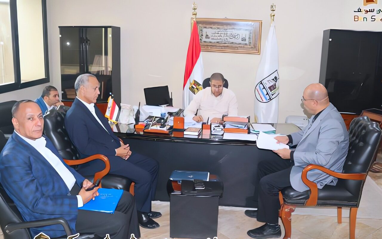 السكرتير العام لبني سويف يعقد اجتماع مجلس إدارة مشروع الجبانات بالمحافظة