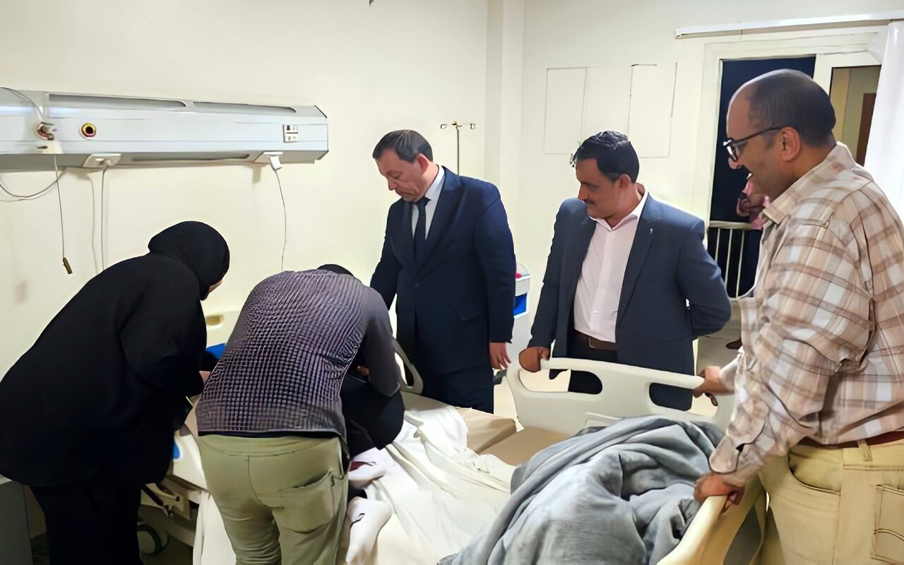 مدير تعليم بني سويف يزور الطالب إيهاب أشرف ويطمئن على حالته الصحية