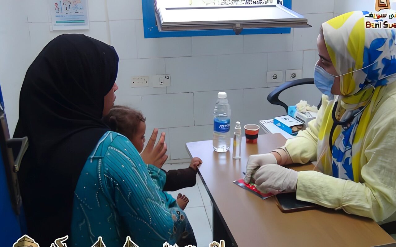 «صحة بني سويف» تُنظم قافلة طبية مجانية بالتعاون مع مؤسسة الشيمي وجمعية عيون الرحمة وتقدّم خدماتها لنحو 600 حالة بالفشن