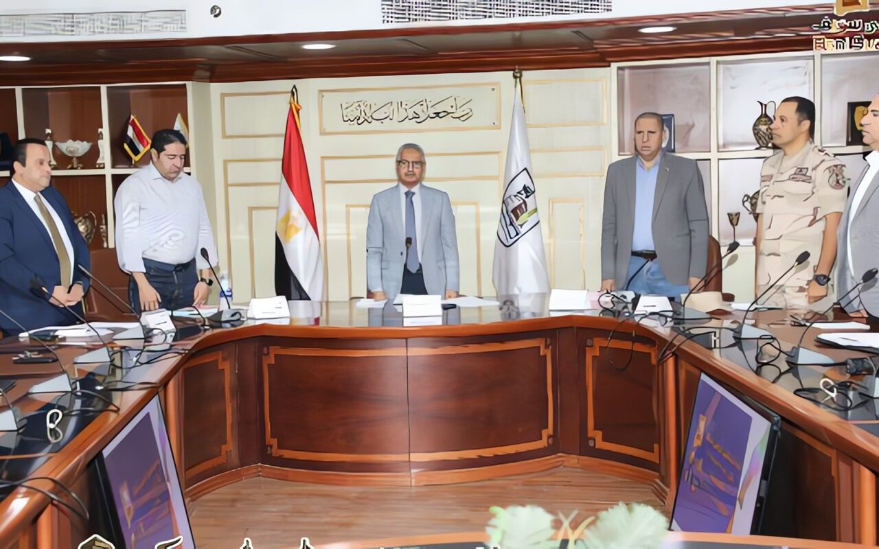 محافظ بني سويف يستهل اجتماعا بالوقوف وقراءة الفاتحة ترحماً على ضحايا حادث أمس.. ويتوجه بالعزاء لأسرهم ويتمنى الشفاء للمُصابين