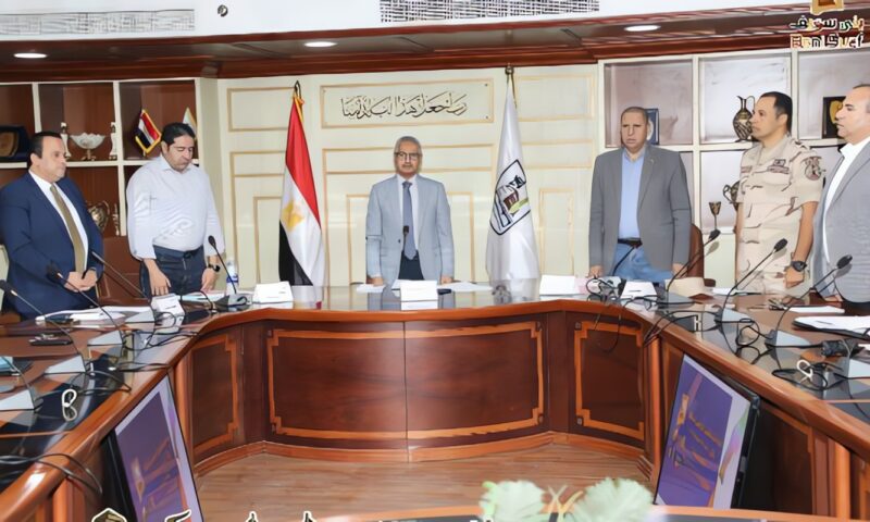 محافظ بني سويف يستهل اجتماعا بالوقوف وقراءة الفاتحة ترحماً على ضحايا حادث أمس.. ويتوجه بالعزاء لأسرهم ويتمنى الشفاء للمُصابين