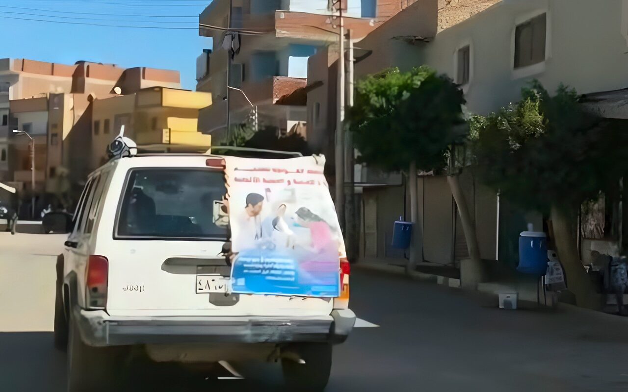 بالميكروفونات.. نداءات التوعية تجوب شوارع سمسطا لدعم حملة التطعيم ضد الحصبة ببني سويف